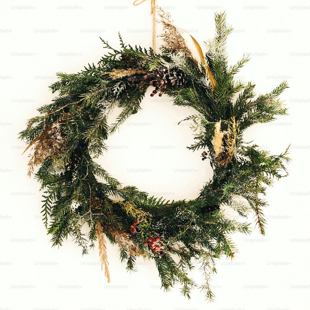 Frosted Cedar Wreath 28" — 28" dia pe cedar, glitter frost